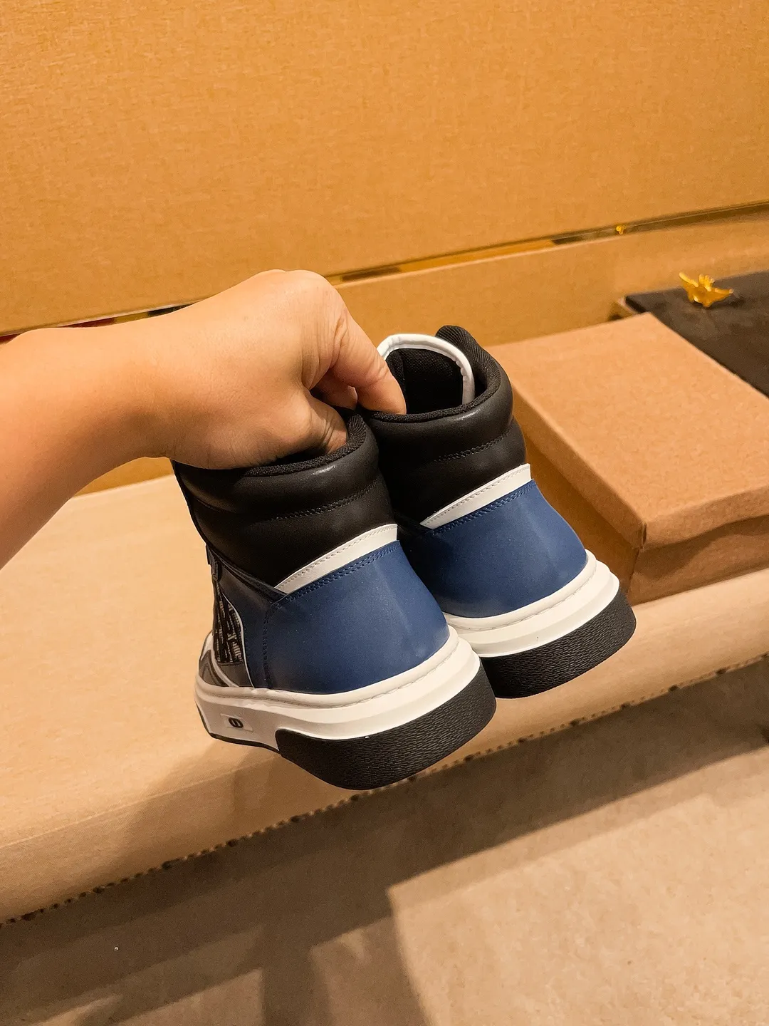 Men's shoes💰 480💰[Dior]🔥 High-end men's shoes brand official website 1:1 latest masterpiece: the upper is made of Italian imported first-layer cowhide with a comfortable and breathable lining➕original non-slip and wear-resistant outsole🔥, making walking more convenient and comfortable! An exclusive new model, a stunning work, a beautiful 1:1 replica [color] compared to the official quality! Create a fashionable personality to set off your uniqueness! A must-have for trendy men! Classic🔥Size: 38-44 Color: 🔥Multiple colors available🔥.